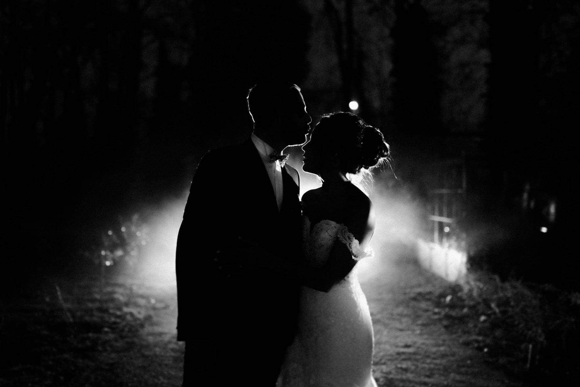 photo de mariage artistique en noir et blanc de nuit
