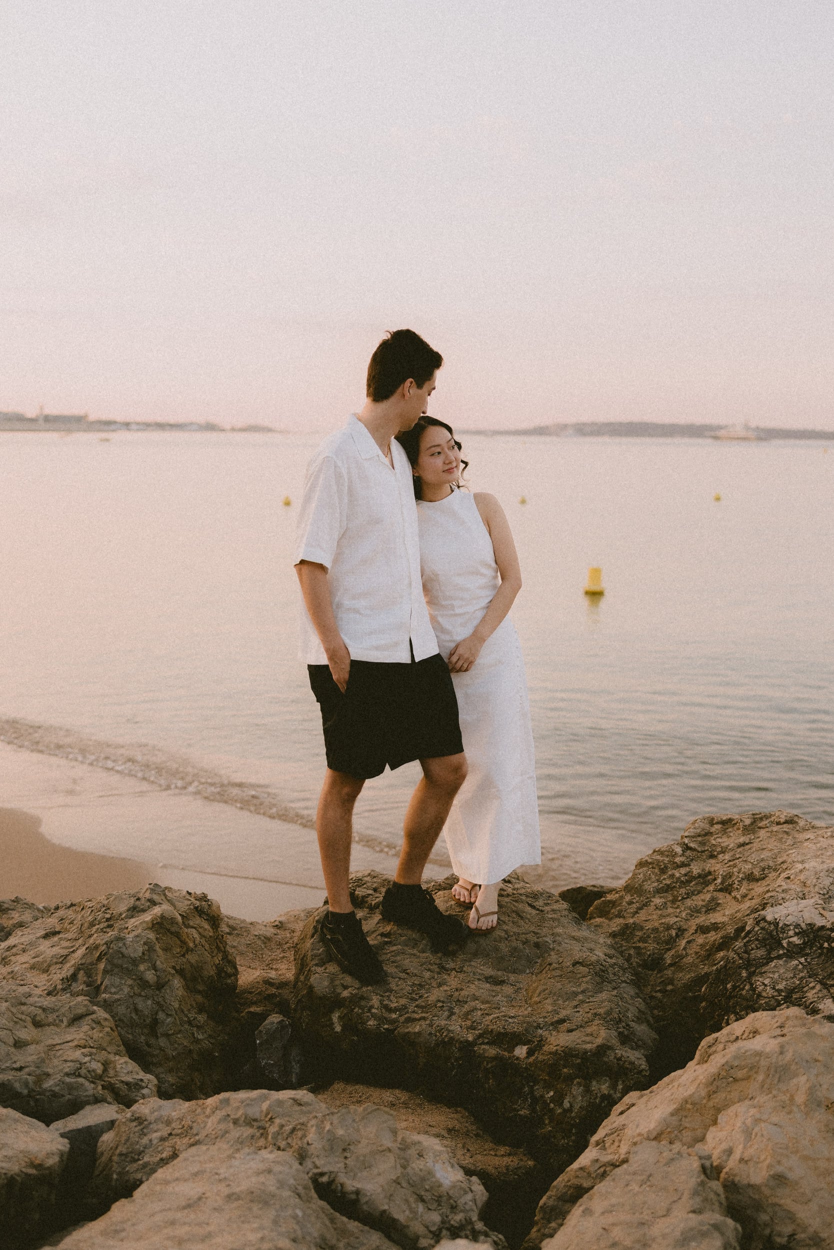 couple photo session in cannes french riviera beach