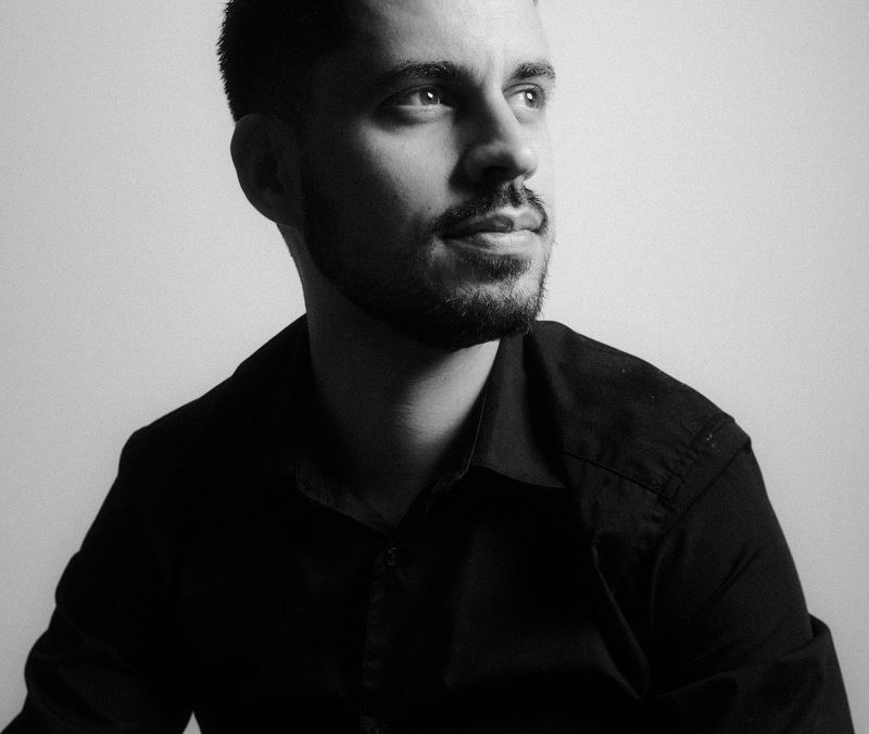 aa copy A couple photo session on the beach in Cannesn and in Le Suqu