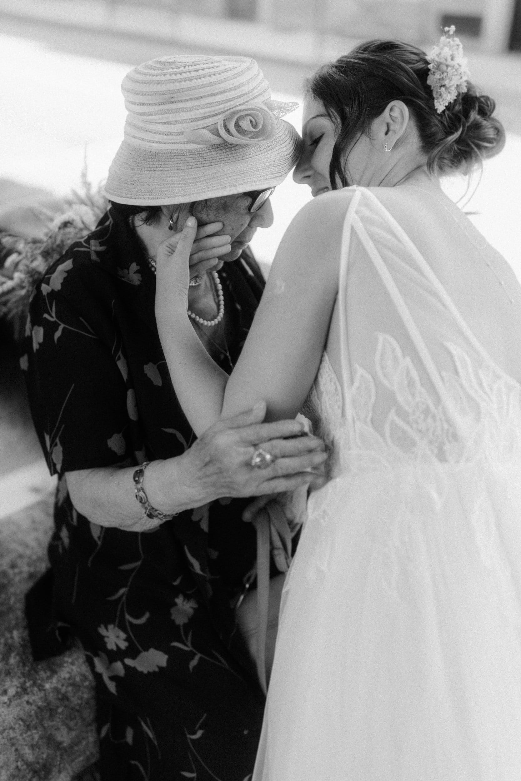 photo de mariage a nice ou la mariee enlace sa grand mere